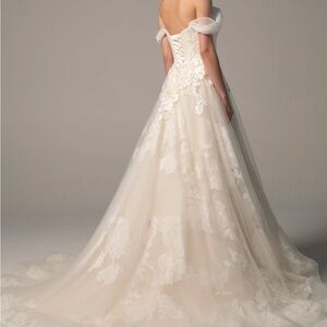 Elegant Off-Shoulder Lace Wedding Gown